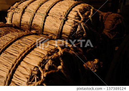 堆疊的稻捆：日本傳統的稻米儲存方式 137389124