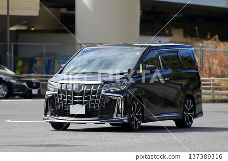 一輛黑色豪華小型貨車行駛中 一輛黑色豪華小型貨車行駛中 137389316