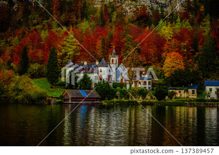 Autumn scenery on Lake Hallstatt 137389457