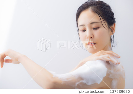 婦女用肥皂洗身體 137389620