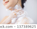 婦女用肥皂洗身體 137389625