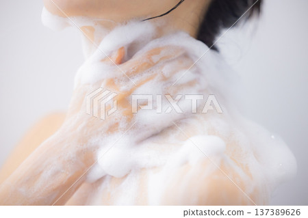 婦女用肥皂洗身體 137389626