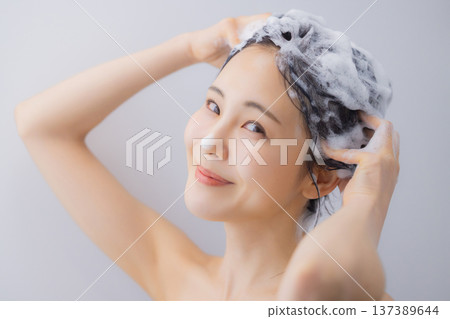 洗頭的女人 137389644