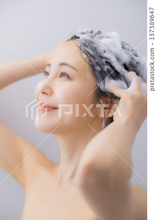 Shampooing woman Shampooing woman 137389647