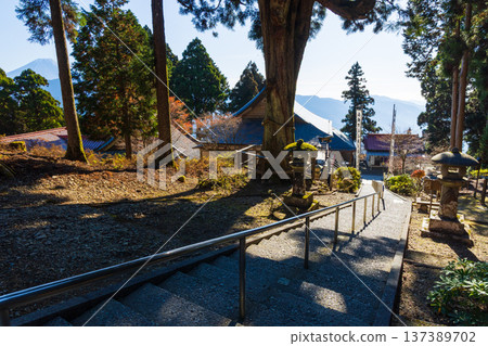 山梨縣身延町的秋天-身延山久遠寺奧之院獅子閣的秋葉 山梨縣身延町的秋天-身延山久遠寺奧之院獅子閣的秋葉 137389702