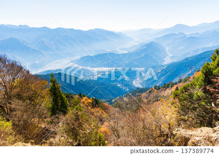 山梨縣身延町的秋天-身延山的秋葉-從南展望台眺望 山梨縣身延町的秋天-身延山的秋葉-從南展望台眺望 137389774