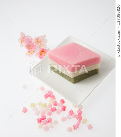 Diamond-shaped rice cakes Studio photography Diamond-shaped rice cakes Studio photography 137389820
