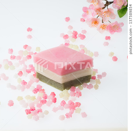 Diamond-shaped rice cakes Studio photography 137389854
