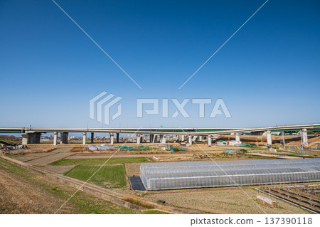 Keihanawa Expressway, a highway passing through the countryside of Joyo City, Kyoto Prefecture Keihanawa Expressway, a highway passing through the countryside of Joyo City, Kyoto Prefecture 137390118