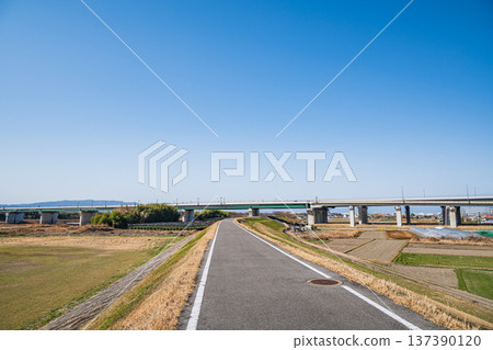 京花輪高速公路,一條穿過京都府常陽市郊的高速公路。 京花輪高速公路,一條穿過京都府常陽市郊的高速公路。 137390120