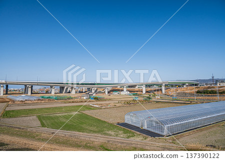 京花輪高速公路，一條穿過京都府常陽市郊的高速公路。 137390122