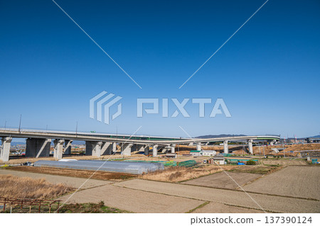 Keihanawa Expressway, a highway passing through the countryside of Joyo City, Kyoto Prefecture Keihanawa Expressway, a highway passing through the countryside of Joyo City, Kyoto Prefecture 137390124
