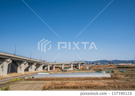 京花輪高速公路，一條穿過京都府常陽市郊的高速公路。 137390128