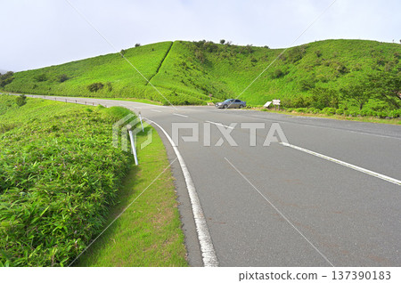 Izu Peninsula's Izuyama Ridge Trail: Toda Parking Lot on the Nishiizu Skyline in Summer 137390183