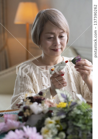 老婦人在客廳製作插花作品 137390262
