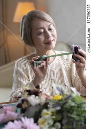 老婦人在客廳製作插花作品 137390265