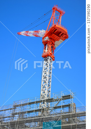 建築工地上的塔式起重機正在作業 建築工地上的塔式起重機正在作業 137390290