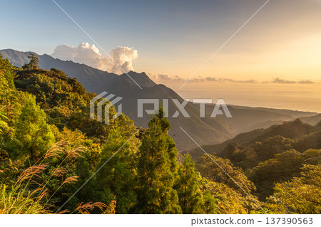 屋久島,海上阿爾卑斯山,黎明時分(秋季) 屋久島,海上阿爾卑斯山,黎明時分(秋季) 137390563