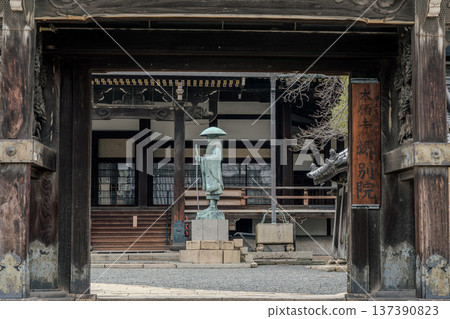 寺廟大門柱子的風景 137390823