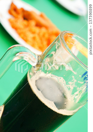 一杯黑啤酒 一杯黑啤酒 137390899