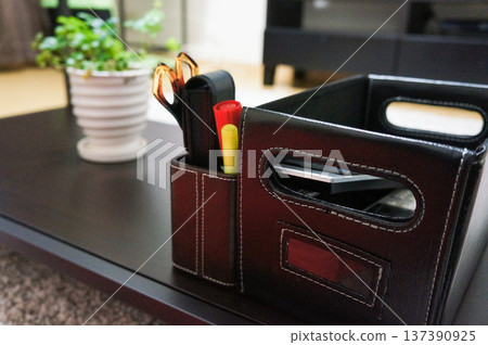 客廳裡的筆筒和文具收納盒 137390925