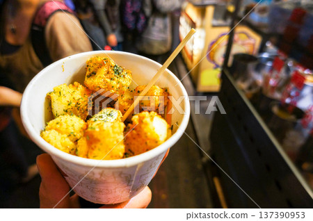 酥脆炸起司或炸豆腐街頭小吃 137390953