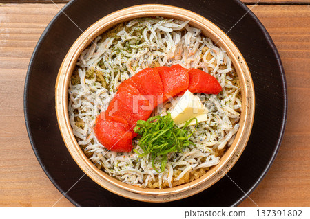 銀魚、明太子和奶油飯：一道美味的日式米飯料理 137391802