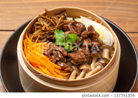 雞肉五目飯－日式風味調味米飯，配料豐富 137391856