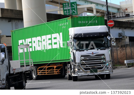 拖車在十字路口右轉的圖片 拖車在十字路口右轉的圖片 137392023
