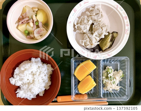Hospital food, nutritionist, calorie restriction, carbohydrate restriction Hospital food, nutritionist, calorie restriction, carbohydrate restriction 137392105