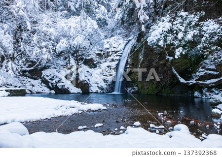 Yokoya Gorge (winter): Shirataki waterfall 137392368
