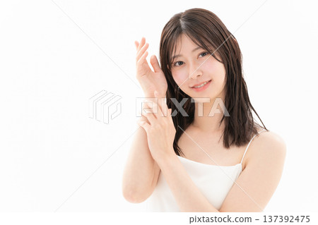 白色背景下，一位女士正在進行護膚的美麗圖片 137392475