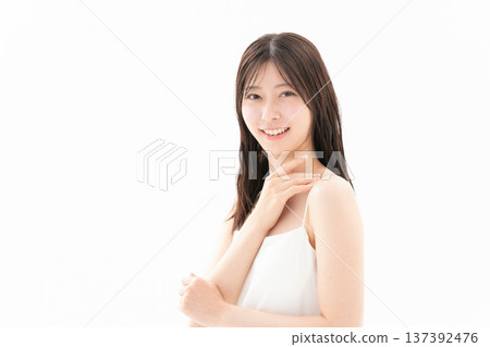 白色背景下，一位女士正在進行護膚的美麗圖片 137392476