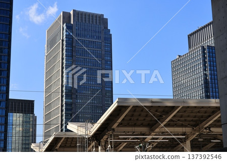 東海道新幹線月台屋頂和丸之內摩天大樓 137392546