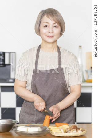 老婦人在廚房切菜備餐 137393353