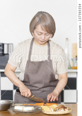 老婦人在廚房切菜備餐 137393354