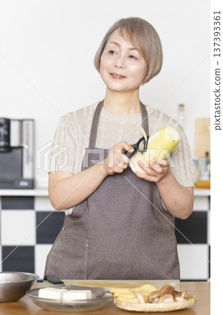 老婦人在廚房切菜備餐 老婦人在廚房切菜備餐 137393361