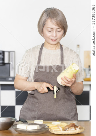 老婦人在廚房切菜備餐 137393363