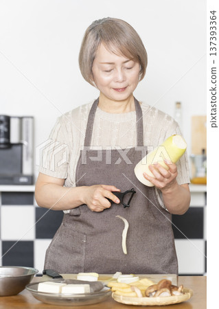 老婦人在廚房切菜備餐 老婦人在廚房切菜備餐 137393364