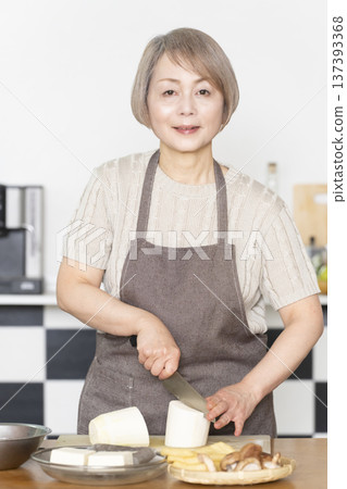 老婦人在廚房切菜備餐 老婦人在廚房切菜備餐 137393368