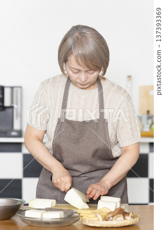 老婦人在廚房切菜備餐 137393369
