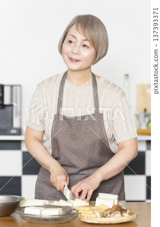 老婦人在廚房切菜備餐 老婦人在廚房切菜備餐 137393371
