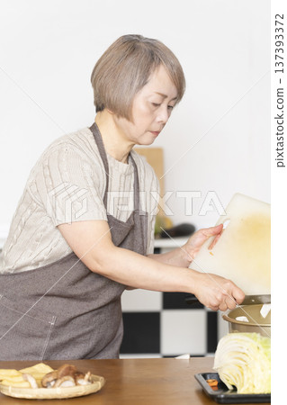 老婦人在廚房切菜備餐 老婦人在廚房切菜備餐 137393372