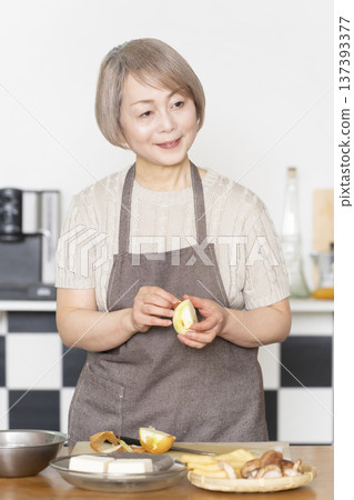 老婦人在廚房切菜備餐 老婦人在廚房切菜備餐 137393377