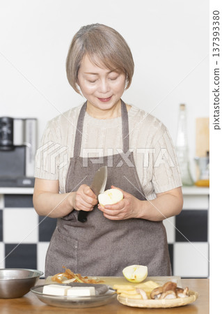 老婦人在廚房切菜備餐 老婦人在廚房切菜備餐 137393380