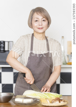 老婦人在廚房切菜備餐 137393393