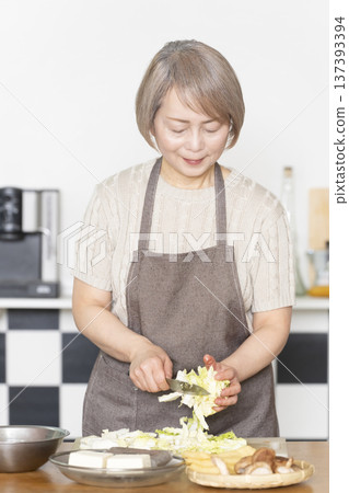 老婦人在廚房切菜備餐 137393394