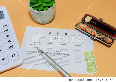 收據、計算機和封條 137393468