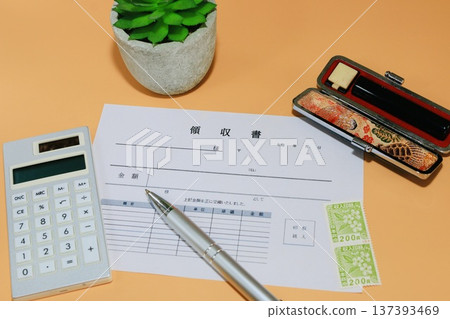 收據、計算機和封條 137393469