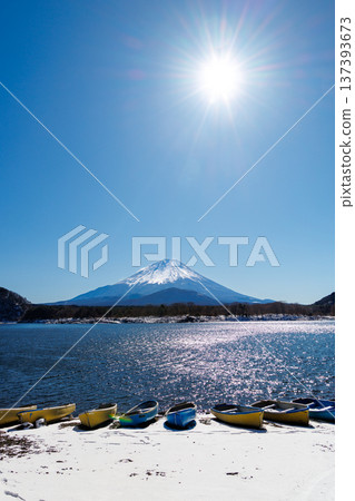 山梨縣精進湖初春景色：透過冰封的湖面，可以看到富士山擁抱著它的孩子。 137393673